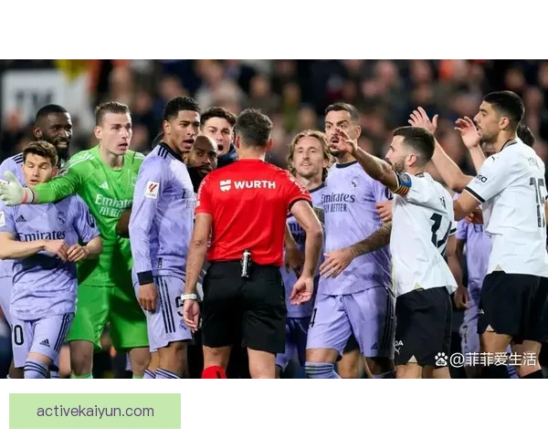 西甲赛季中，皇马球迷表现热情，球队状态备受关注